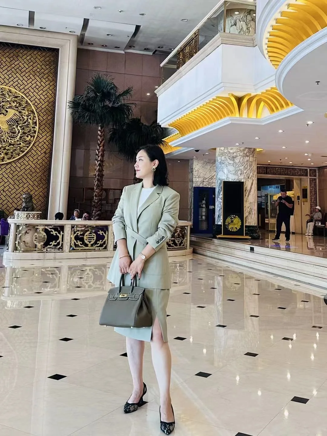 浅橄榄色西装裙装搭配