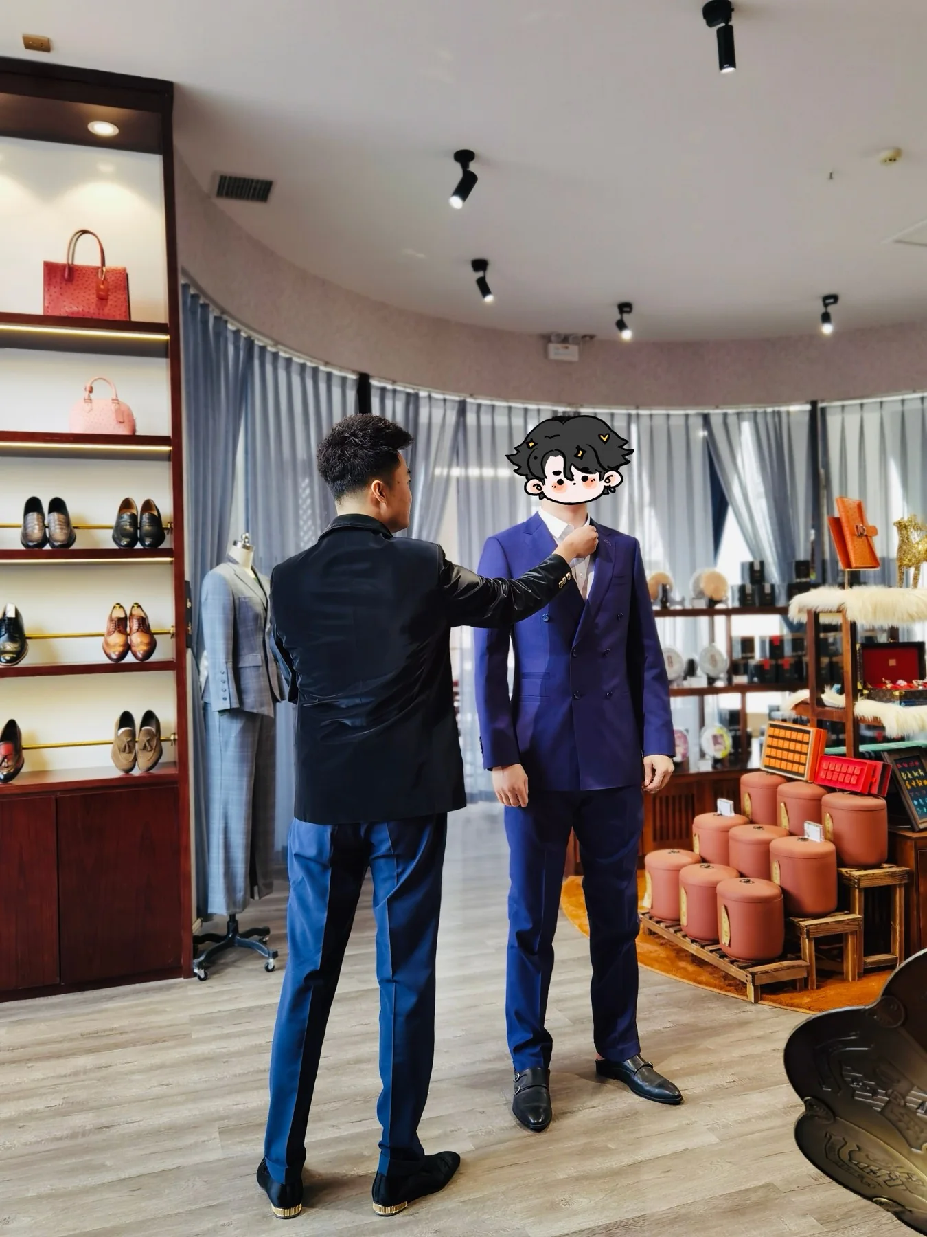 门店中的西装试穿与领部整理