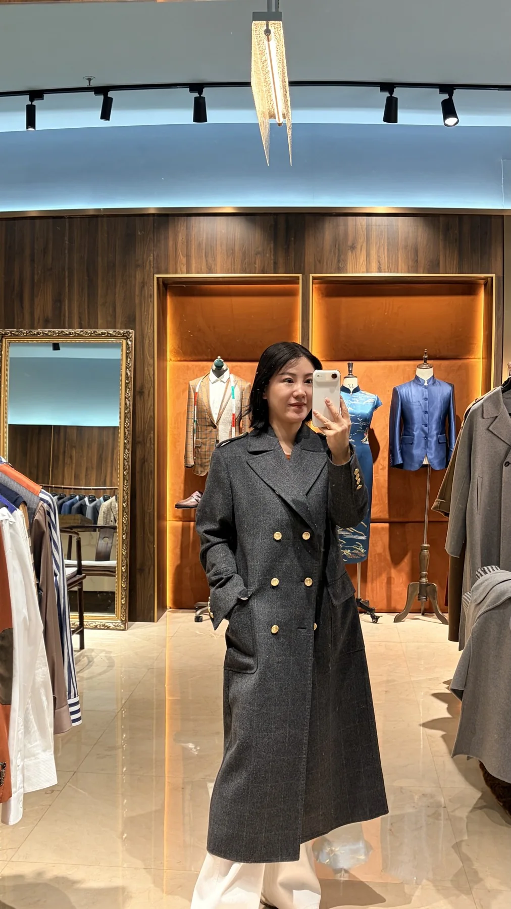 灰色双排扣长外套的镜前穿着