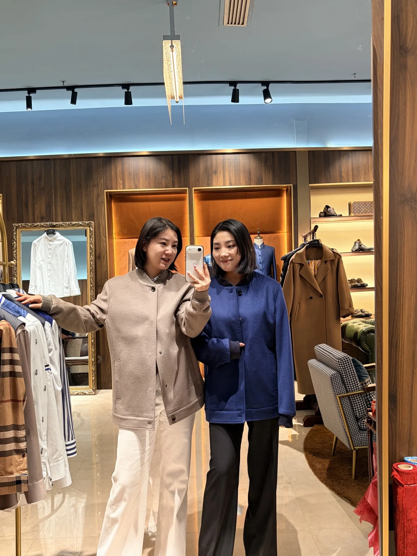 蓝紫色与浅色外套的店内穿搭记录