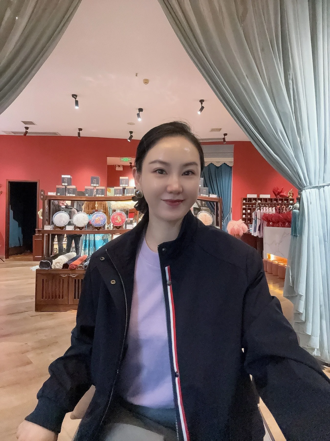 藏蓝色夹克的坐姿穿着