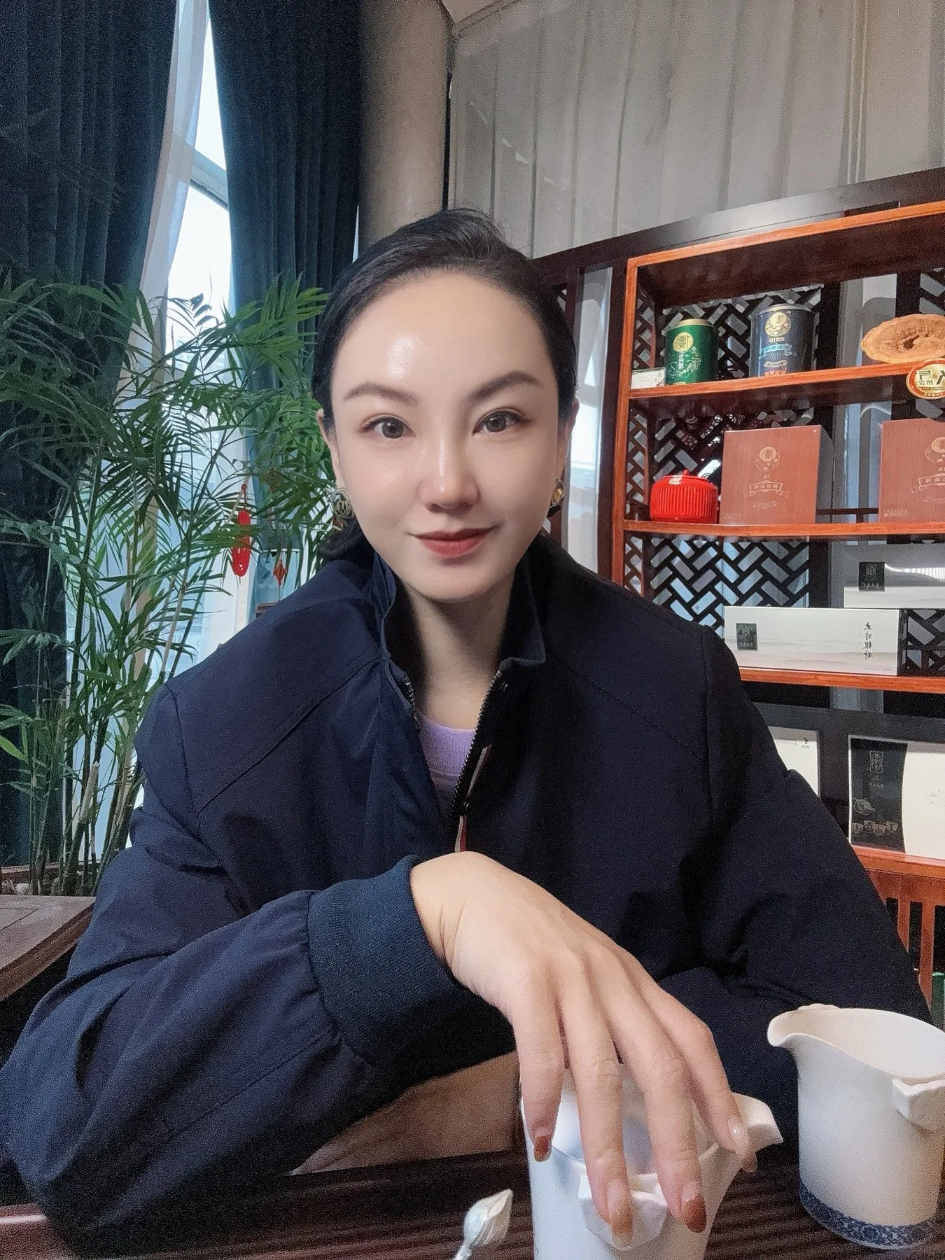 藏蓝色夹克的领口穿着效果